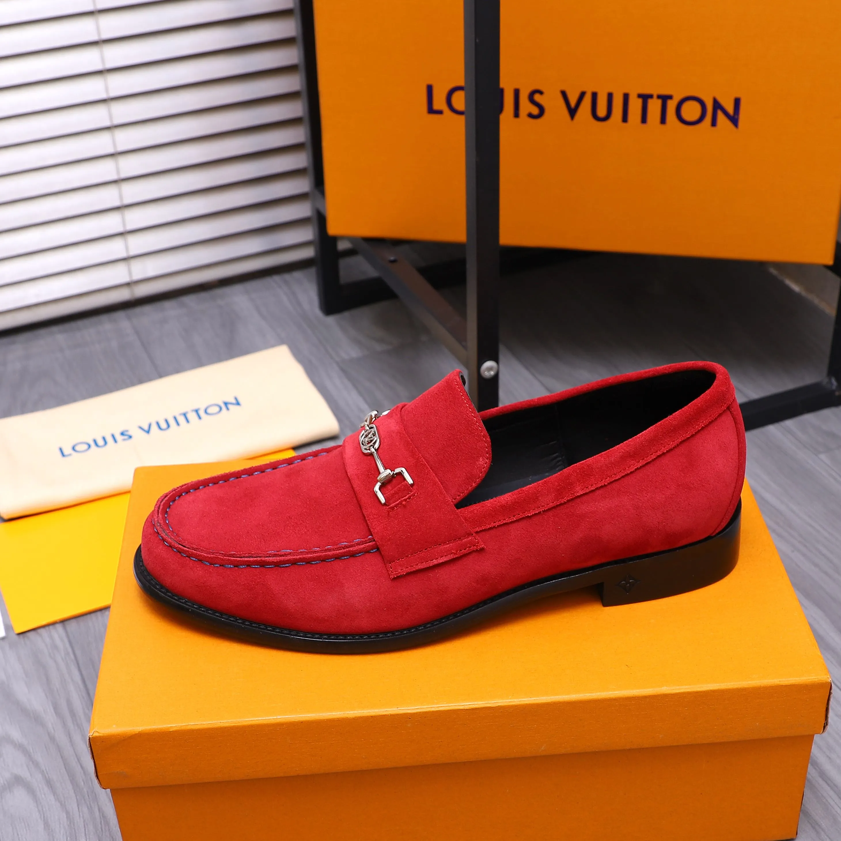 Men's shoes 💰660 Product trademark: LV [Louis Vuitton] business casual slip-on leather shoes, regular size. Size: 39-44 (38.45 custom-made, non-refundable) Product materials: Selected frosted cowhide upper, cowhide lining, original outsole